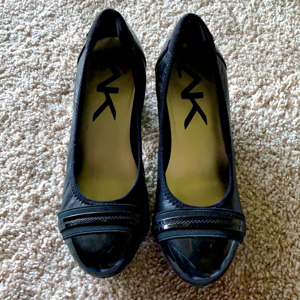 Black pumps